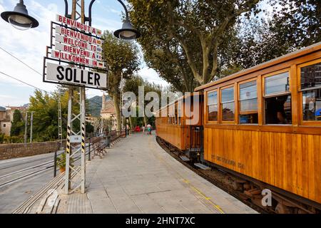 Train ancien Tren de Soller transport en commun à la gare de Soller à Majorque en Espagne Banque D'Images