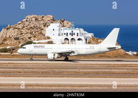 Volotea Airbus A320 avion Santorini aéroport en Grèce Banque D'Images