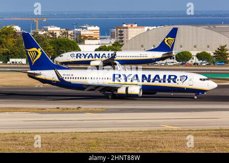 Ryanair Boeing 737-800 avions l'aéroport de Lisbonne au Portugal Banque D'Images