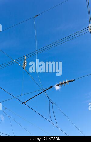 caténaire de train sous ciel bleu clair Banque D'Images