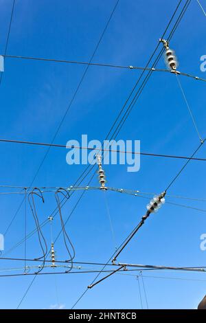 caténaire de train sous ciel bleu clair Banque D'Images