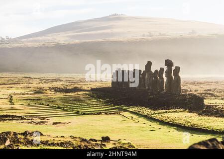 Lever de soleil sur les sculptures en pierre de Moai à AHU Tongariki, île de Pâques, Chili. Banque D'Images