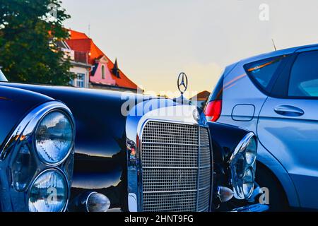 Logo Mercedes Benz sur une voiture vintage noire. Mercedes-Benz est un producteur automobile allemand. La marque est utilisée pour les voitures de luxe, les autobus, les autocars et les camions. Banque D'Images