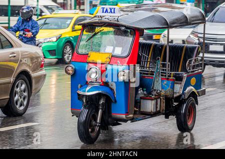 Tuk tuk typique coloré à Bangkok en Thaïlande. Banque D'Images