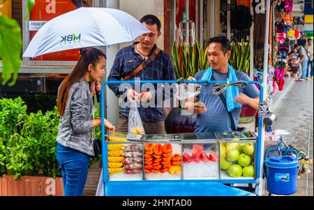 Acheter de la nourriture et des fruits dans une rue de nourriture Bangkok Thaïlande. Banque D'Images