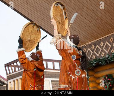 Représentation d'ensemble folklorique en robe des peuples autochtones du Kamchatka. Banque D'Images