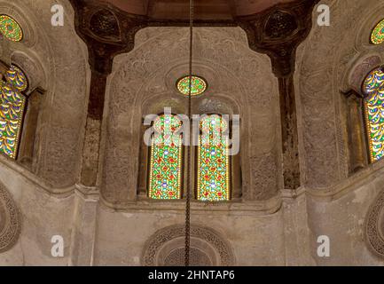 Lucarne avec fenêtres voûtées en stuc perforé décorées de vitraux colorés, au complexe de Qalawun, au Caire, en Égypte Banque D'Images