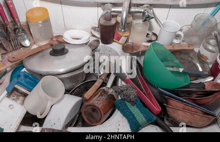 Pile de vaisselle sale dans l'évier de la vieille maison Banque D'Images