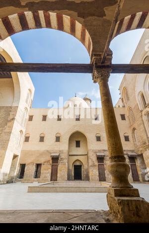 Cour principale de l'époque Mamluk, mosquée historique publique du Sultan Qalawun encadrée par une arche de pierre, rue Moez, le Caire, Egypte Banque D'Images