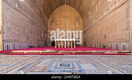 Cour et monumentale principale Iwan de l'époque Mamluk Mosquée publique historique et Madrasa du Sultan Hassan, le Caire, Egypte Banque D'Images