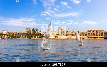 Le Nil et le temple de Louxor sur la rive, haute Égypte Banque D'Images