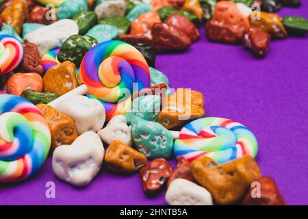 Sucettes et bonbons. Bonbons sous forme de pierres colorées. Fond coloré avec bonbons colorés. Décoration festive Banque D'Images