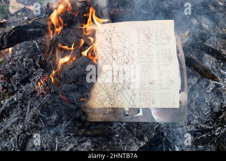 motifs de coupe vintage envolées dans le vieux feu de joie Banque D'Images