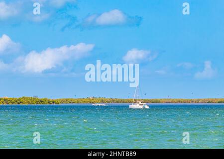 Panorama vue sur le paysage Holbox Island eau turquoise et bateaux Mexique. Banque D'Images