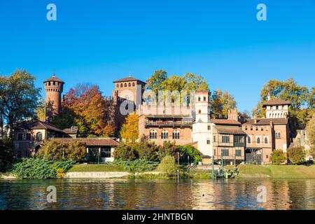 Turin, Italie - Panorama en plein air avec le pittoresque château du Valentino de Turin au lever du soleil en automne Banque D'Images