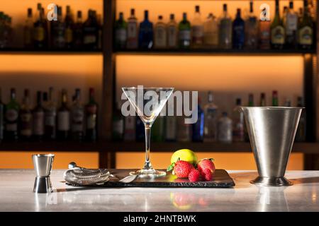 belle composition de vue avec différents équipements de barre et des outils en acier qui se tiennent sur le comptoir de barre. Banque D'Images