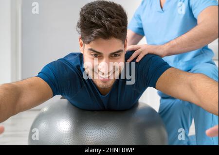 Le physiothérapeute aide les jeunes patients à faire des exercices pilates. Banque D'Images