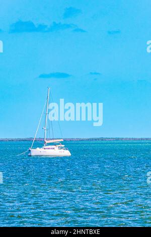 Panorama vue sur le paysage Holbox Island eau turquoise et bateaux Mexique. Banque D'Images