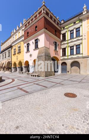 Place de la ville avec des maisons de tenement colorées de la Renaissance, Tarnow, Pologne Banque D'Images