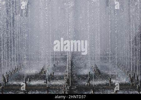 Eau de pulvérisation de fontaine élevée dans le parc. Système de pulvérisation de fontaine gros plan Banque D'Images