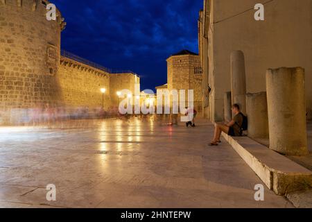 Place Kamplin dans la vieille ville historique de Krk en Croatie dans la soirée Banque D'Images