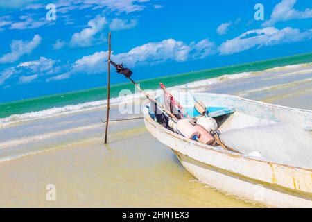 Belle plage de Holbox Island avec bateau et eau turquoise Mexique. Banque D'Images