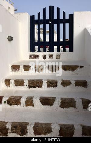 Fermé à la porte bleue et à des marches étroites en pierre sur l'île de Santorini. Banque D'Images