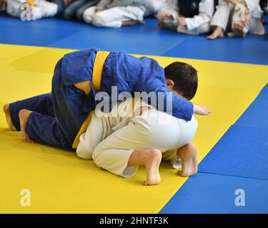 Les garçons rivalisent en judo Banque D'Images