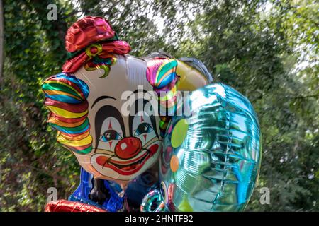 De magnifiques ballons volants colorés pour les enfants comme un clown et d'autres personnages pour les anniversaires, les journées des enfants et d'autres célébrations. Banque D'Images