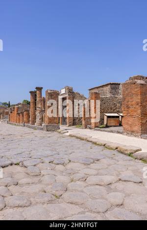 Ruines d'une ancienne ville détruite par l'éruption du volcan Vésuve près de Naples, Pompéi, Italie. Vue sur l'une des rues de la ville Banque D'Images
