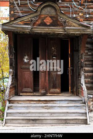 1st de mai 2016, Russie, Tomsk, ancienne porte de maison en bois Banque D'Images