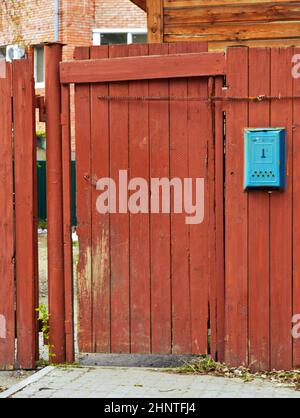 1st de mai 2016, Russie, Tomsk, ancienne porte de maison en bois Banque D'Images