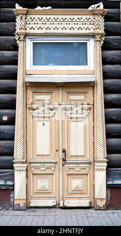 1st de mai 2016, Russie, Tomsk, ancienne porte de maison en bois Banque D'Images