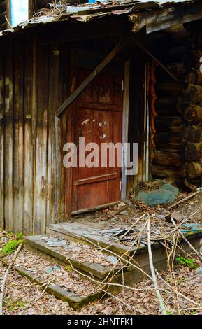 1st de mai 2016, Russie, Tomsk, ancienne porte de maison en bois Banque D'Images