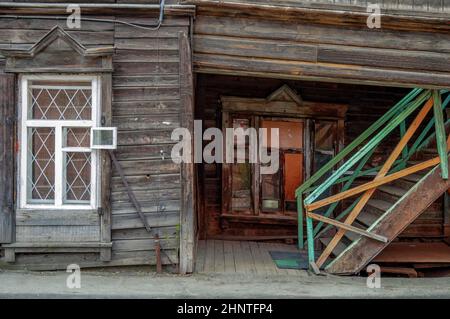 1st de mai 2016, Russie, Tomsk, extérieur de l'ancienne maison en bois Banque D'Images