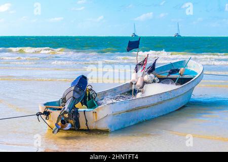 Belle plage de Holbox Island avec bateau et eau turquoise Mexique. Banque D'Images