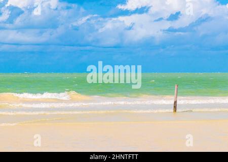 Magnifique Holbox Island plage panorama sur la banque de sable turquoise vagues d'eau Mexique. Banque D'Images