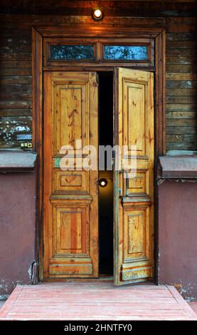 1st de mai 2016, Russie, Tomsk, ancienne porte de maison en bois Banque D'Images