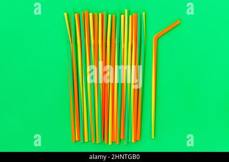 Pailles de cocqueue colorées sur fond vert.Concept anniversaire, fête, célébration. Banque D'Images