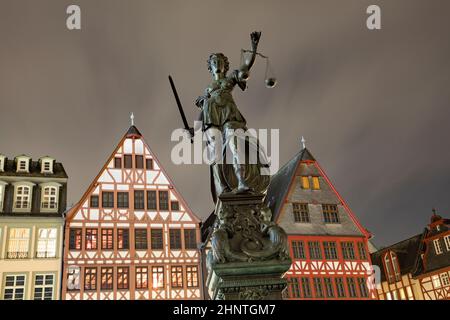 lady Justice à la place roemer à Francfort-sur-le-main de nuit Banque D'Images