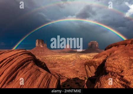 Monument Valley, Arizona avec un double arc-en-ciel éclatant au-dessus des Mittens Banque D'Images