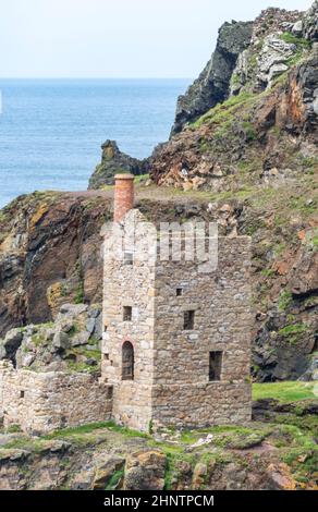 Vue depuis le haut d'une falaise recouverte de fleurs, site classé au patrimoine mondial de l'UNESCO, lors d'une journée d'été calme sur la côte nord de Cornouailles, un lieu de vacances populaire de la National Trust Banque D'Images