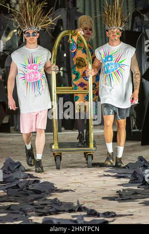 Londres, Royaume-Uni. 17th févr. 2022. Les modèles défilent sur la piste au VIN OMI lors de la London Fashion week. Crédit : SOPA Images Limited/Alamy Live News Banque D'Images