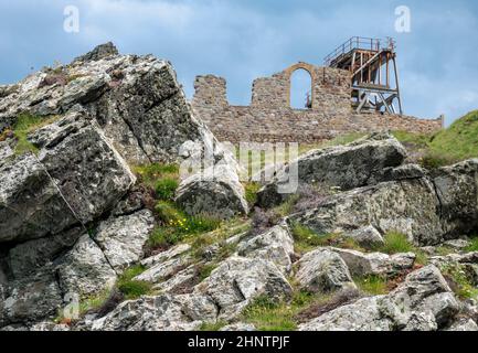 Site du patrimoine mondial de l'UNESCO, faisant partie d'un groupe de mines abandonnées dans la région, lors d'une journée d'été calme.sur la côte nord de Cornouailles spectaculaire, une fête populaire, tou Banque D'Images