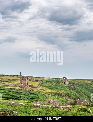 De vieux vestiges célèbres de mines d'étain s'éparpillés autour de la zone rurale de bruyère luxuriante et d'herbe entourant Botallack, sur les falaises et le terrain rocheux de NOR Banque D'Images