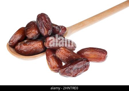Finik séchés dans une cuillère en bois, isolé sur fond blanc Banque D'Images