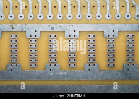 Carte de circuit imprimé sans éléments. Surface en textolite. Modèle pour souder le circuit. Fond perforé Banque D'Images
