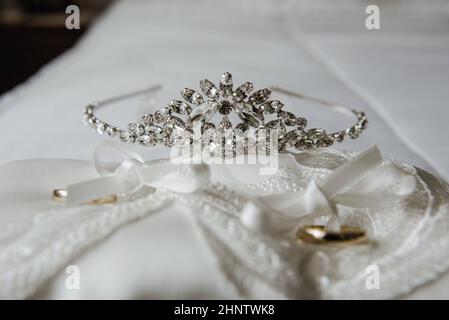 Gros plan d'une couronne de mariage sur un tissu blanc. Banque D'Images