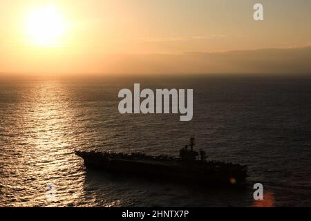 MER DES PHILIPPINES (fév 16, 2022) le porte-avions de la classe Nimitz USS Abraham Lincoln (CVN 72), le croiseur de missiles guidés de la classe Ticonderoga USS Mobile Bay (CG 53) et le destroyer de missiles guidés de la classe Arleigh Burke USS Spruance (DDG 111) naviguent en formation avec la Force d'autodéfense maritime du Japon (JF) Murasame-Class Hatyer Hatyer (DD-Class 105) et le Jdakuma (DMD-S-Datuma Indestaze) (TV [Training Vessel] 3520) pendant l'exercice Jungle Warfare 2022 (JWX 22). JWX 22 est un exercice de formation à grande échelle axé sur l'exploitation des capacités intégrées des partenaires conjoints et alliés pour renforcer les adjudicataire de tous les domaines Banque D'Images