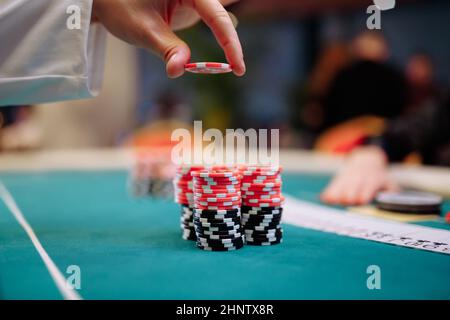 Le joueur fait un pari sur le casino. Banque D'Images